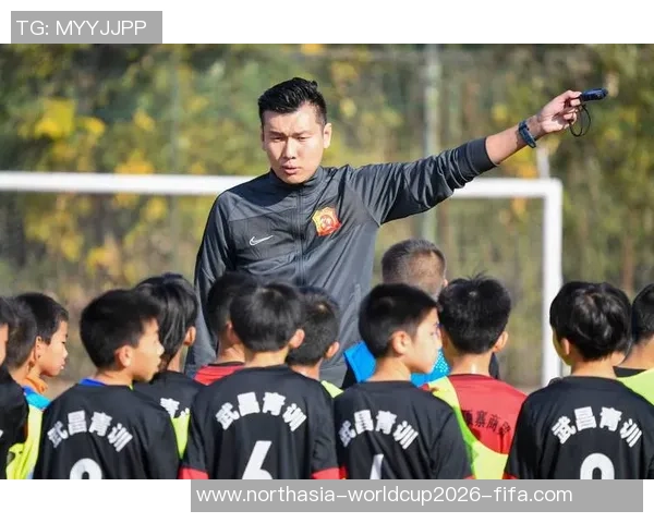 武汉足球卓尔队员奋战赛场展现拼搏精神与团队默契