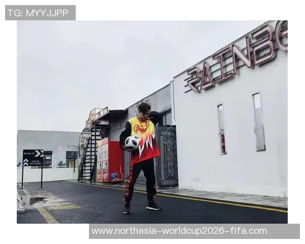 街头足球老人用热爱与坚持传递青春活力与梦想的故事